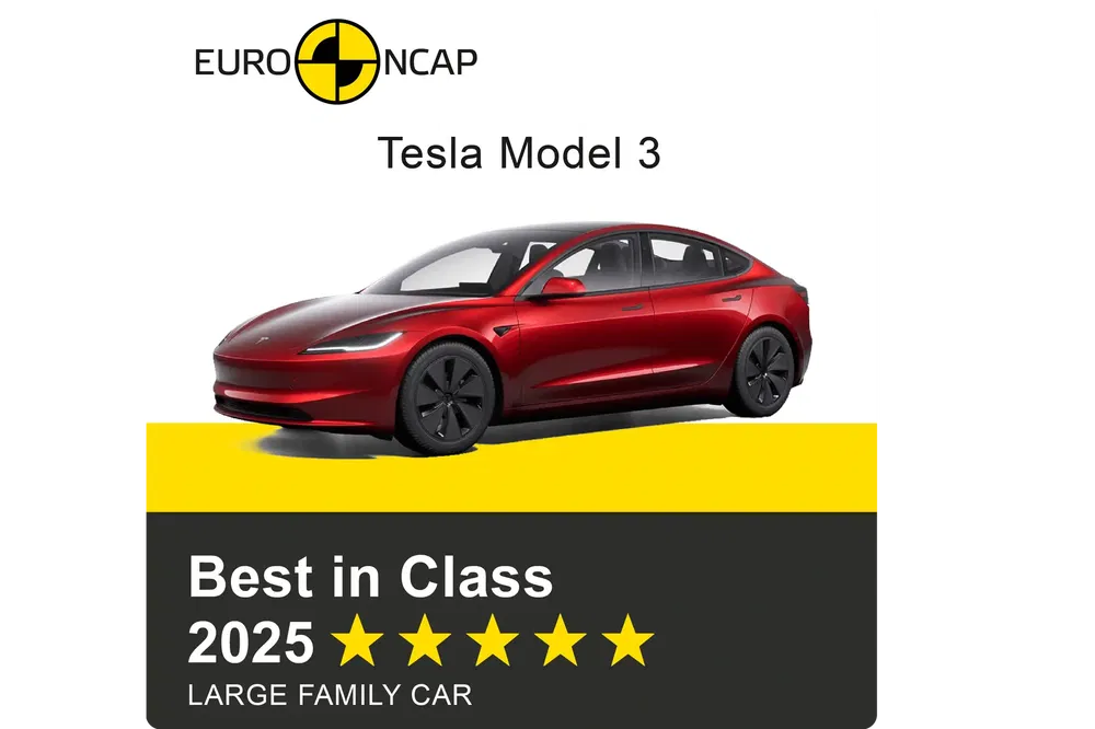 Tesla Model 3, rood, Euro NCAP 2025 sterren, grote gezinsauto.