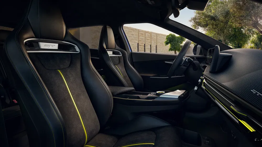 Intérieur du Cupra Formentor VZ5 avec sièges sport Alcantara et finitions vertes.