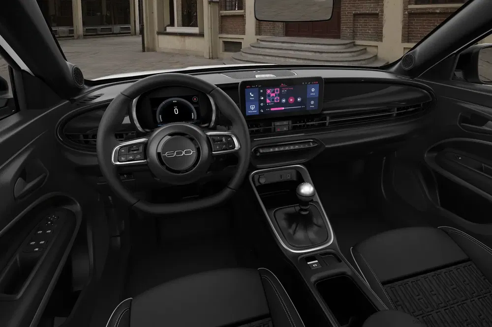 {"fr":"Intérieur moderne de la Fiat 600 avec tableau de bord numérique et écran tactile central.","nl":"Moderne interieur van de Fiat 600 met digitaal dashboard en centraal touchscreen."}