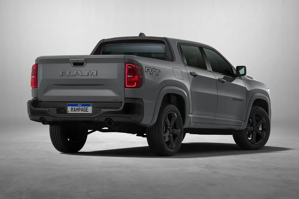 Grijze RAM Rampage RT pick-up, stijlvolle en moderne achterontwerp.