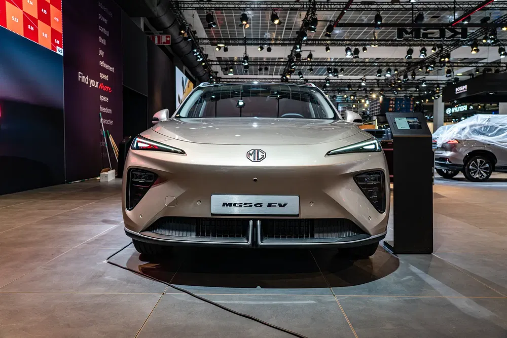 MG6 EV elektrische auto tentoongesteld in een modern en verlicht autosalon.