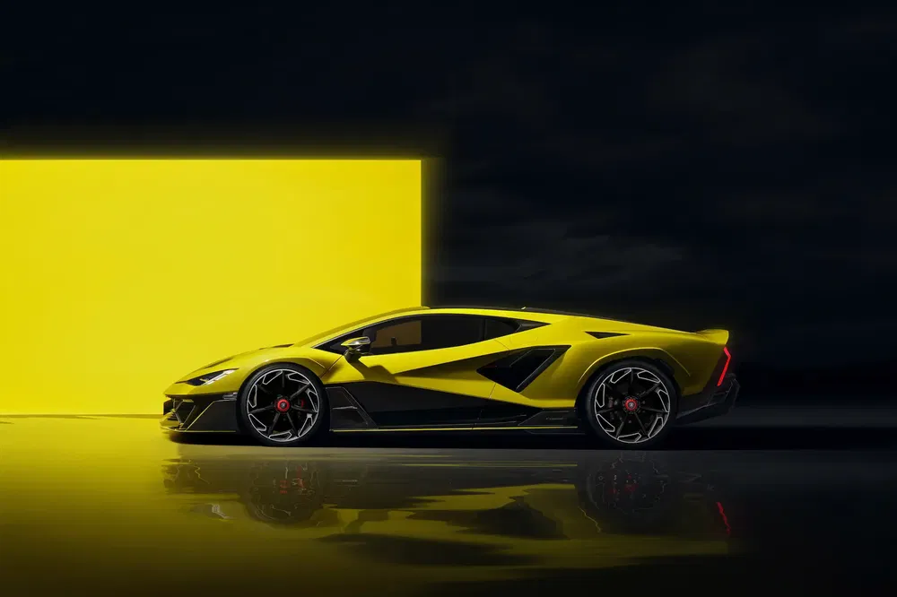 Lamborghini jaune vif posée devant un fond noir et jaune, design moderne et luxueux.