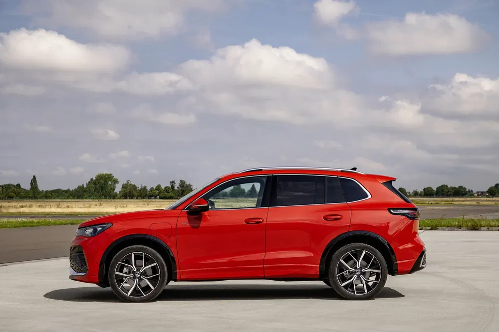 Rode Buick Electra E5 SUV tegen een natuurlijke achtergrond met blauwe lucht.