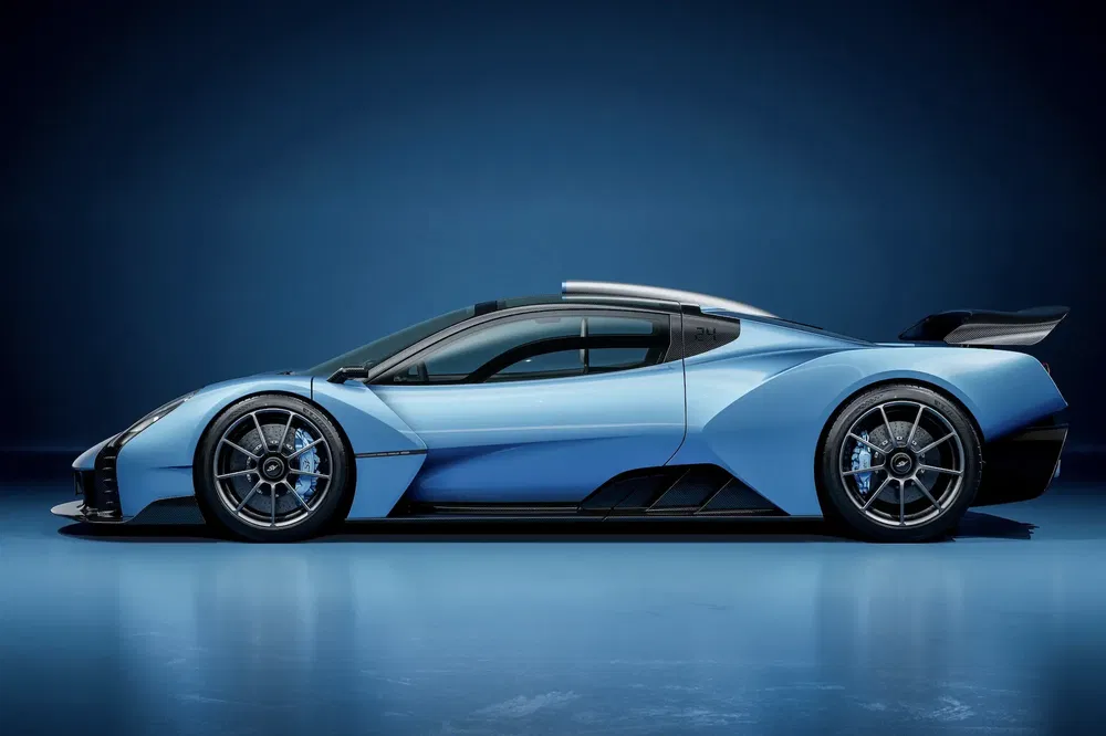 Blauwe Bugatti supercar zijaanzicht, aerodynamisch ontwerp, sportieve lichtmetalen velgen.