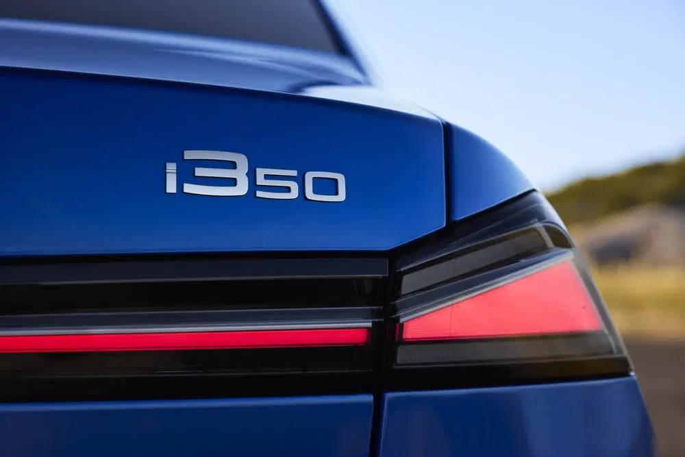 Vue arrière d'une Hyundai i350 bleue avec un badge et feu arrière moderne.