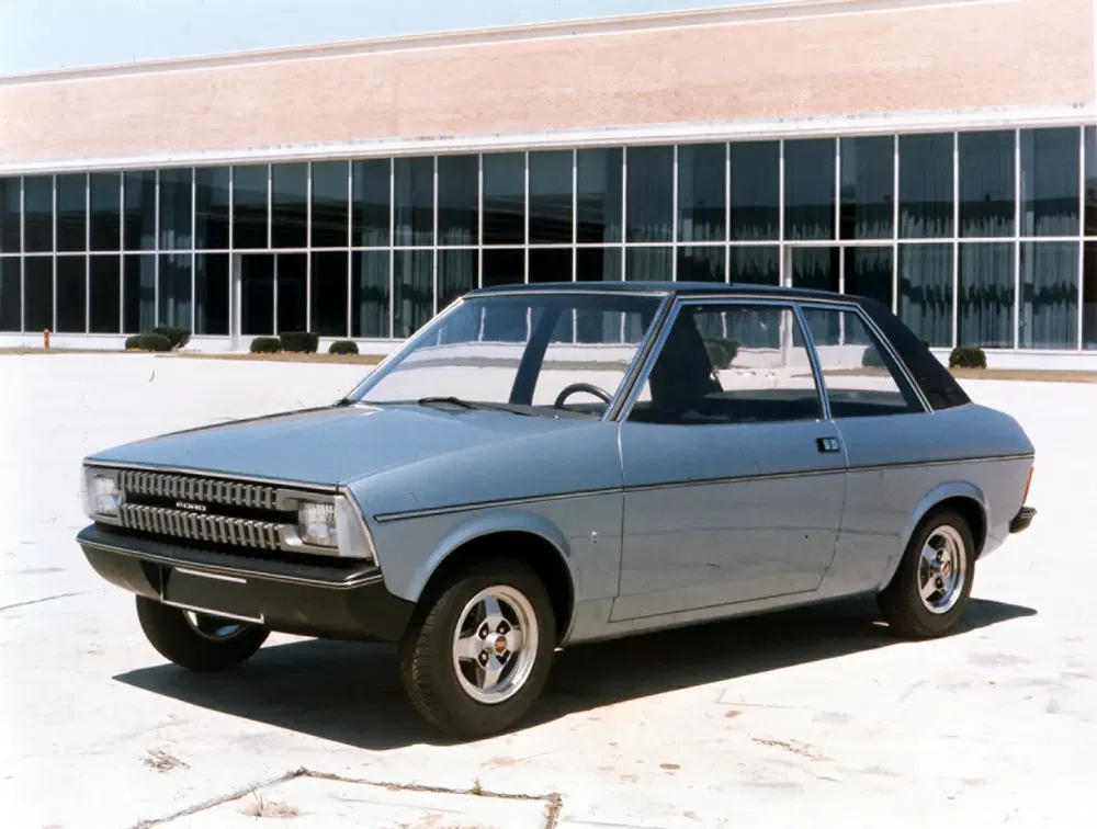 Concept car AMC Cowboy des années 1970 devant un bâtiment vitré.