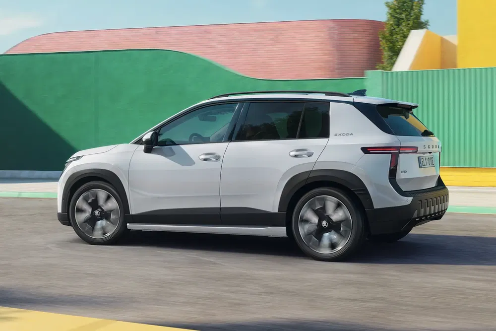 SUV blanc Skoda sur une route, fond coloré moderne.