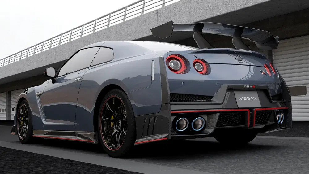 Nissan GT-R gris avec aileron arrière sur circuit, design sportif et puissant.