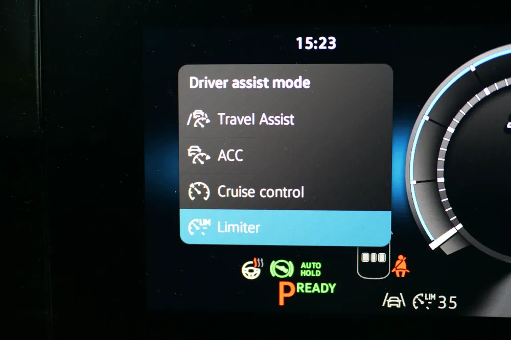 Auto-interface met rijhulpmodi en snelheidsbegrenzer weergegeven op scherm.