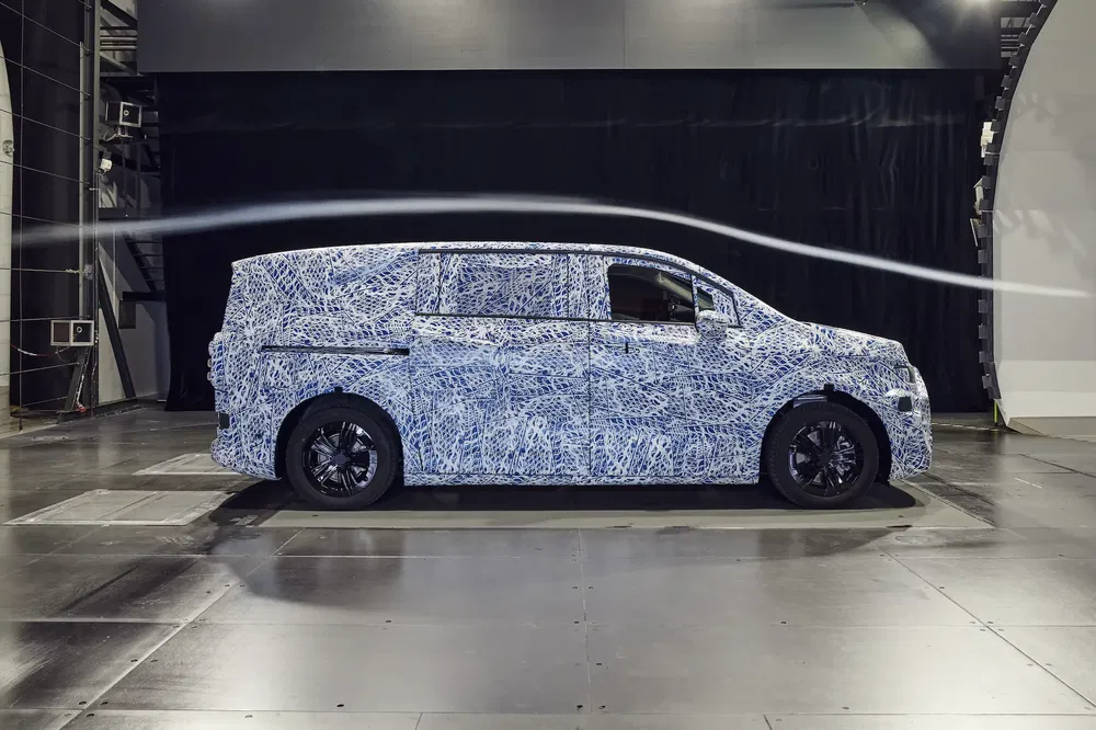 Gecamoufleerd voertuigprototype in windtunnel voor geavanceerde aerodynamische tests.