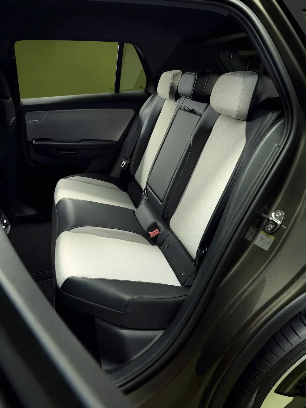 Intérieur de voiture Volkswagen ID.4 avec sièges arrière bicolores et appuie-têtes confortables.