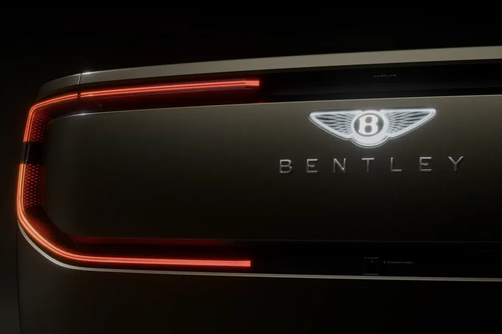 Closer arrière d'une Bentley avec emblème illuminé et feux arrière LED élégants.