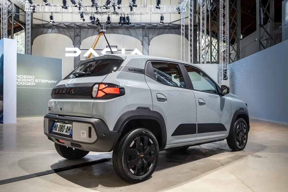 Dacia Spring 2023, compacte elektrische SUV, tentoongesteld onder moderne studiobelichting.