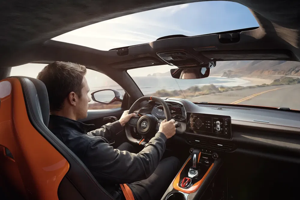 Conduite Audi RS5 intérieur moderne sur route côtière panoramique.