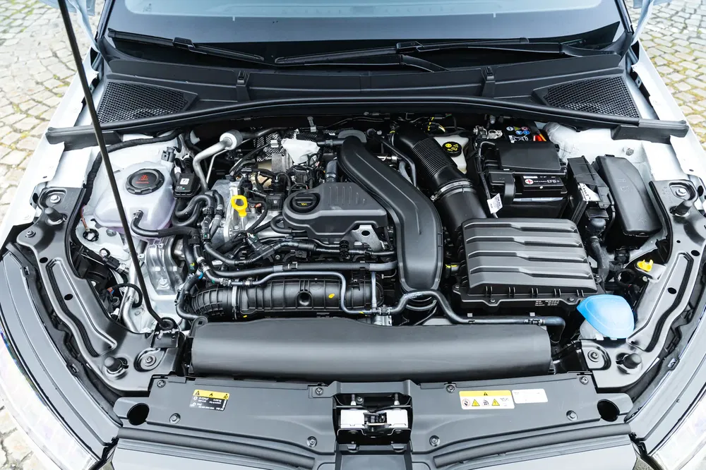 Compartiment moteur d'une Toyota Avensis avec détails des composants et câblage.