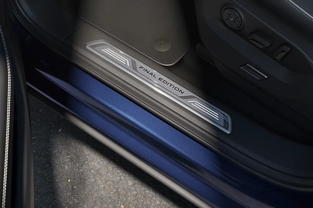 Deurdrempel Mercedes-AMG met "Final Edition" badge op donkere achtergrond.