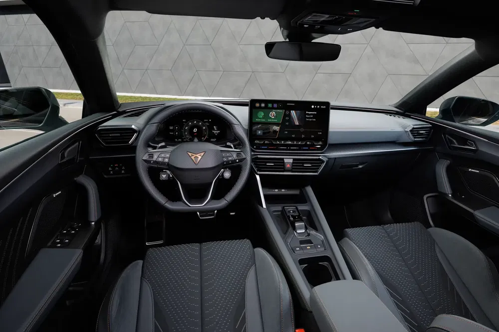 Luxe interieur van de Cupra Leon met digitaal dashboard en centraal touchscreen.