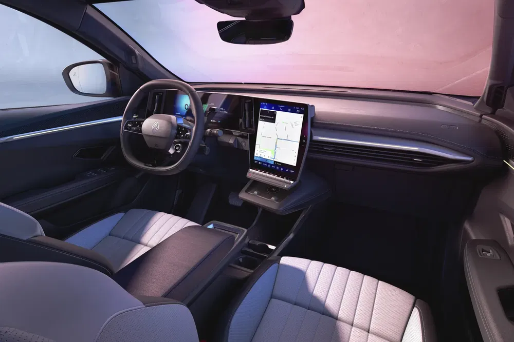 Intérieur moderne d'une voiture Renault avec écran tactile central et volant ergonomique.