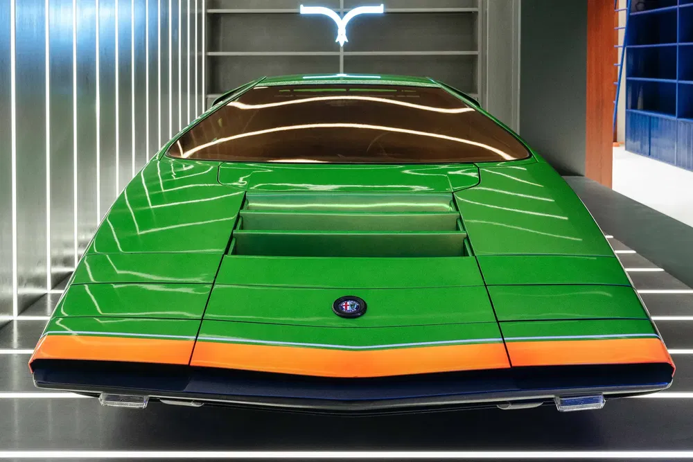 Concept car Bertone Stratos Zero vert avec capot orange en exposition futuriste.