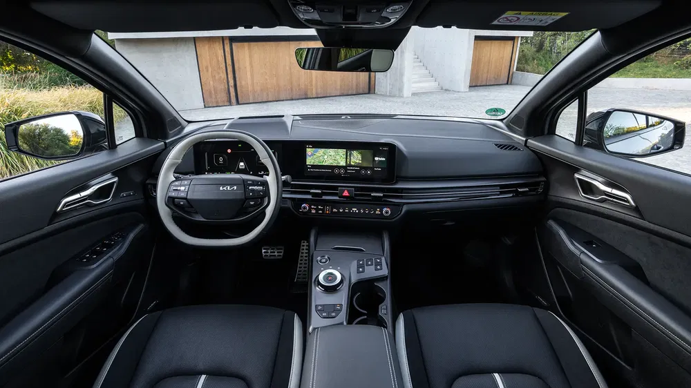 {"fr":"Intérieur moderne d'une Kia avec écran tactile et commandes numériques avancées.","nl":"Moderne interieur van een Kia met touchscreen en geavanceerde digitale bedieningselementen."}