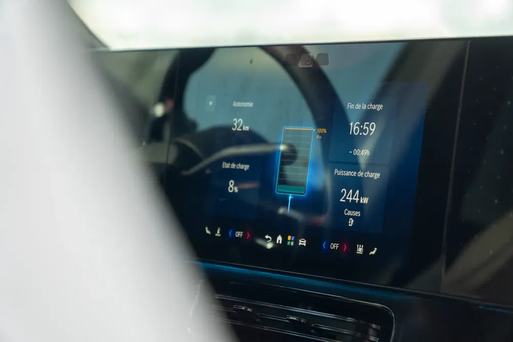Ecran de tableau de bord de voiture affichant état de charge et autonomie restante.