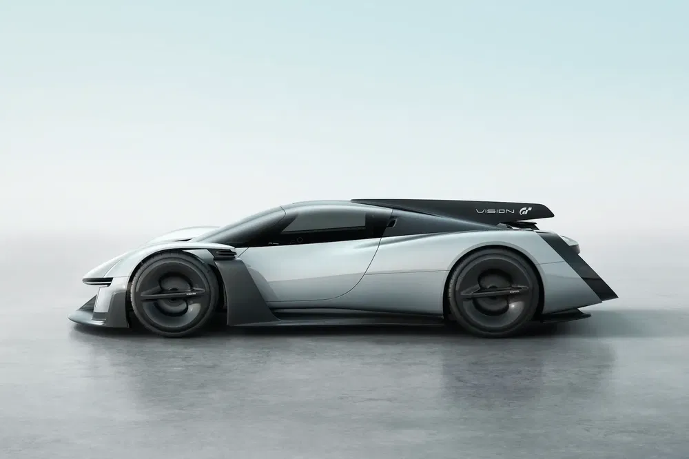 Moderne en aerodynamische Vision GT concept car, futuristisch ontwerp met elegante zilveren afwerking.