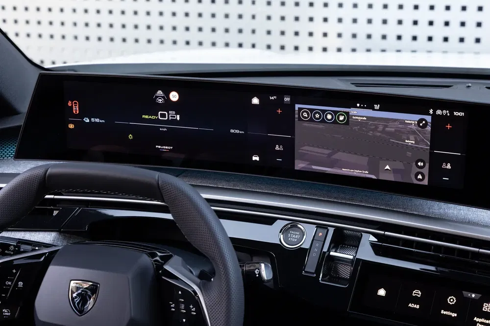 Digitale dashboard van een Peugeot met geavanceerde functies en connectiviteit.