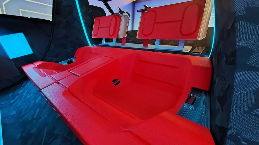 Intérieur futuriste du Renault 4 avec sièges rouges repliables et éclairage LED bleu.