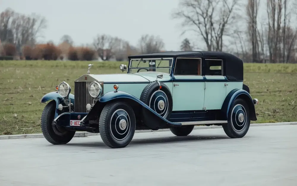 Rolls-Royce vintage des années 1930 stationnée dans un paysage champêtre.