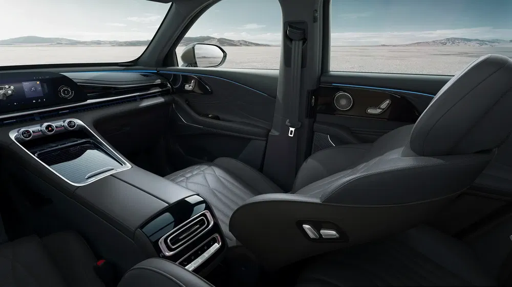 Luxe en modern interieur van een EQE elektrische auto met verstelbare leren stoelen.