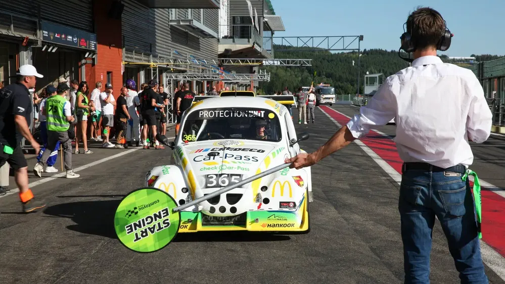 Raceauto Fun Cup VW wacht in pitlane, Spa-Francorchamps.