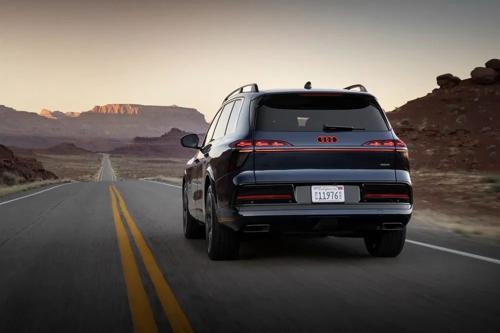 {"fr":"Audi SUV roulant sur une route déserte dans un paysage désertique pittoresque.","nl":"Audi SUV rijdt op een verlaten weg in een schilderachtig woestijnlandschap."}