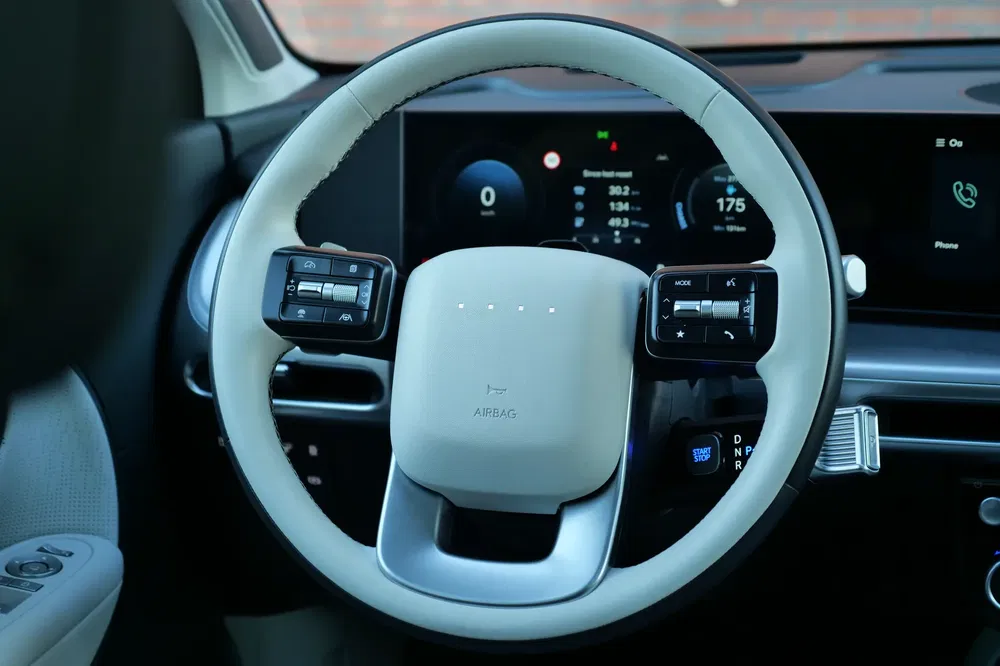 Volant de voiture électrique Hyundai, intérieur moderne avec écran numérique.