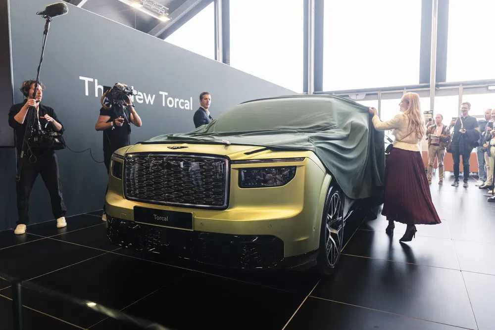 Révélation du nouveau SUV Torcal doré lors d'un événement médiatique avec public et photographes.