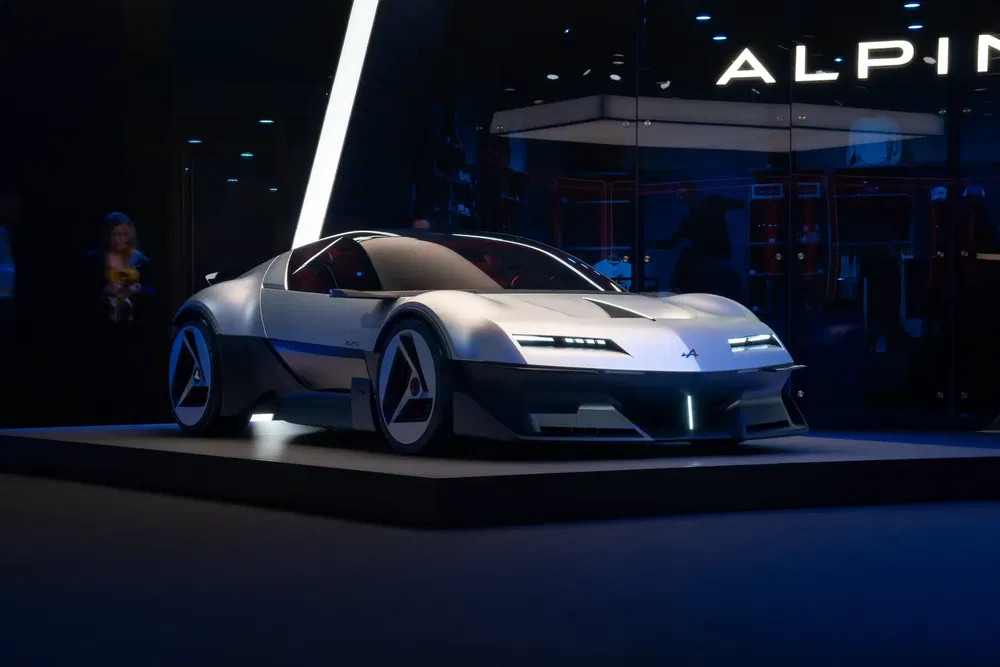 Concept car Alpine A290_β moderne et futuriste exposé dans un salon automobile.