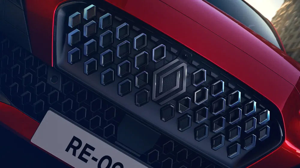 Radiatorrooster van een rode Renault RE-008, met modern hexagonaal patroon.