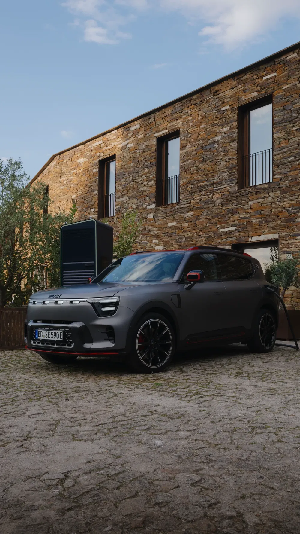 Elektrische Smart #3 geparkeerd voor een modern stenen huis.