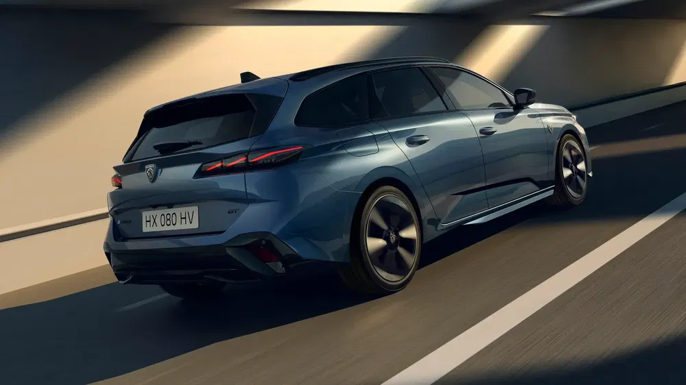 Peugeot 308 SW 2022 blauw rijdend in een tunnel, strak en modern ontwerp.