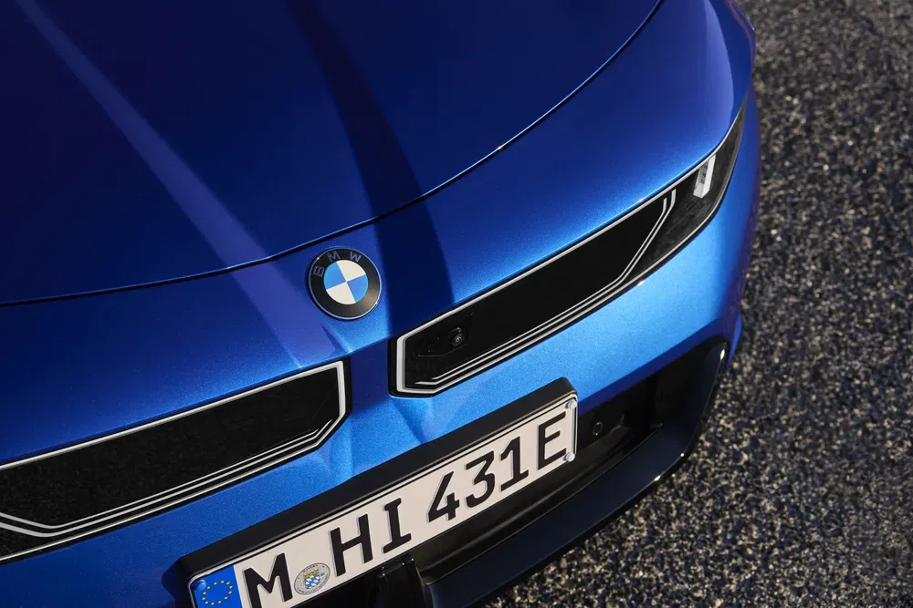 Vue avant d'une BMW bleu électrique avec plaque d'immatriculation M HI 431E.