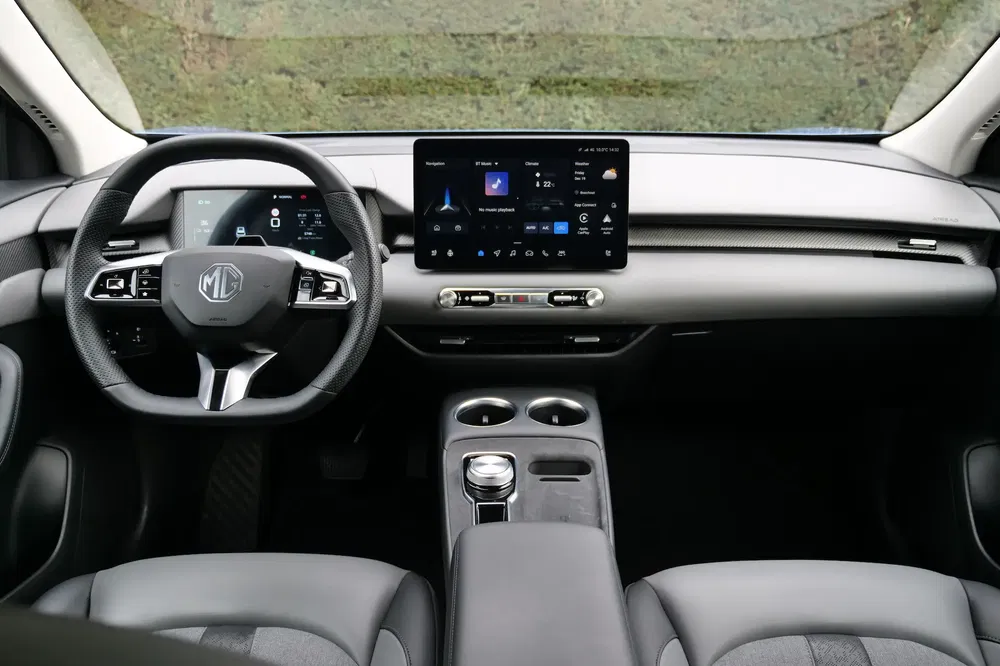 Intérieur moderne d'une voiture MG avec tableau de bord numérique et volant multifonction.