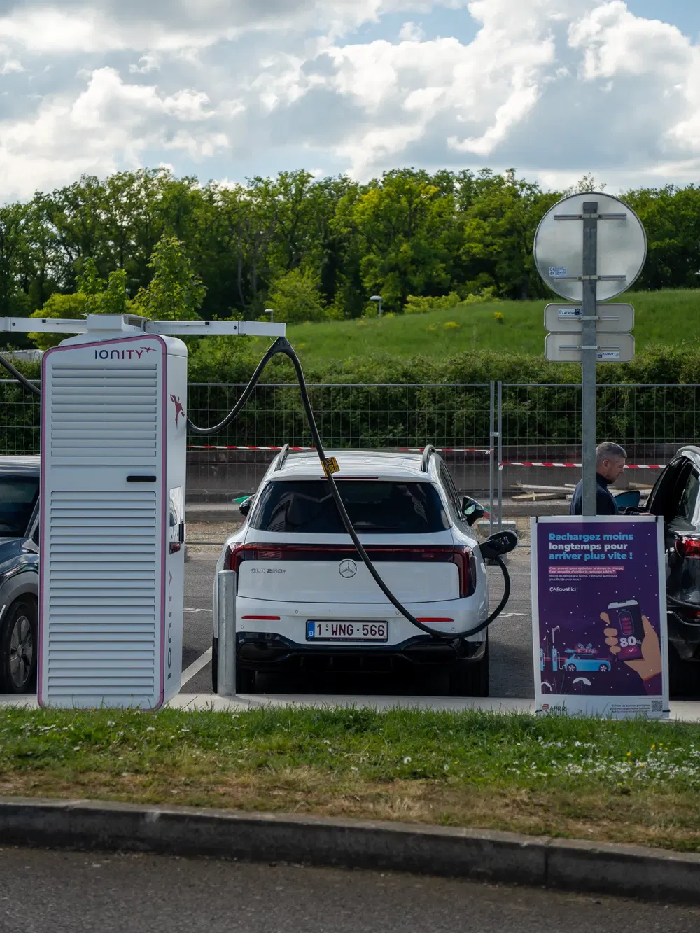 Mercedes-Benz EQB 350 4MATIC en charge à une station Ionity sous un ciel partiellement nuageux.
