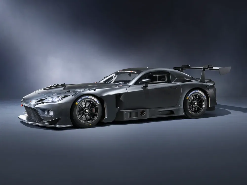 Zwarte Lexus RC F GT3 racewagen met grote achtervleugel en aerodynamisch design.