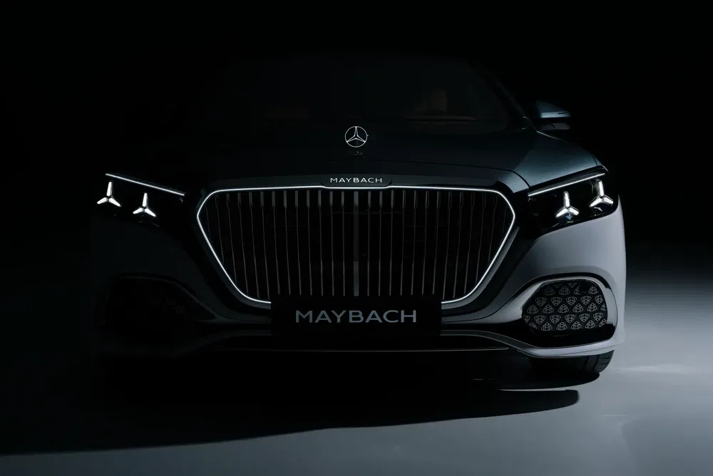 Calandre Maybach illuminée, design luxueux avec logo Mercedes brillant dans l'obscurité.