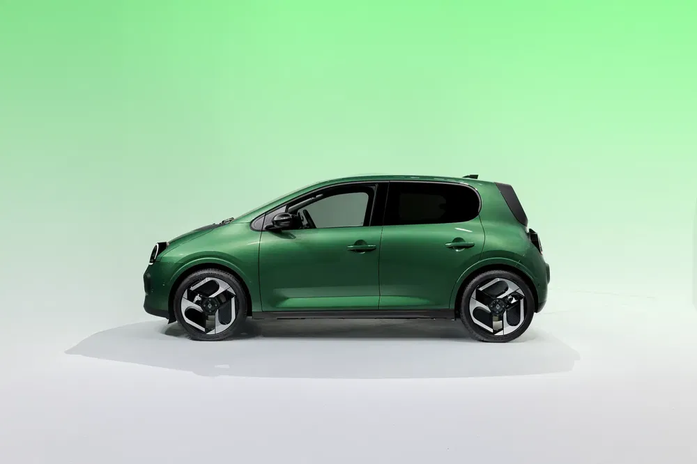 Peugeot 208 vert avec fond vert, design moderne et élégant en studio.
