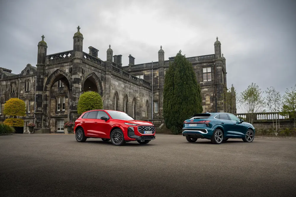 Deux SUV Chery stationnés devant un château historique.
