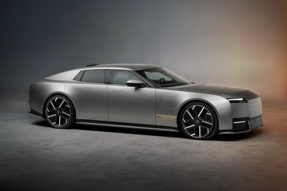 Moderne elektrische conceptauto met aerodynamisch ontwerp en stijlvolle zwarte velgen.