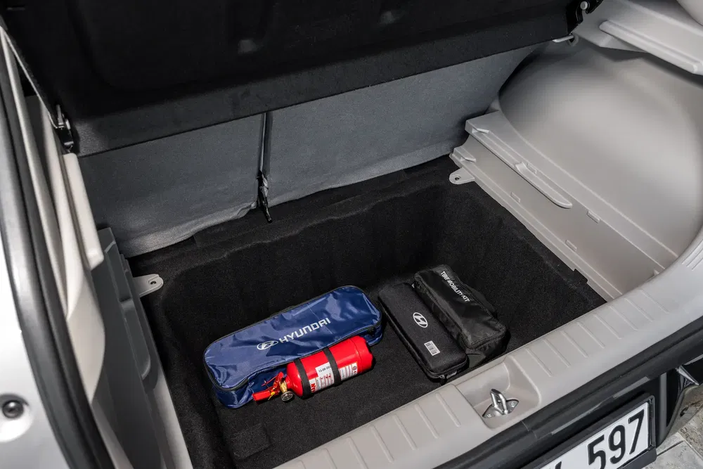 Hyundai kofferbak met EHBO-set en rode brandblusser.