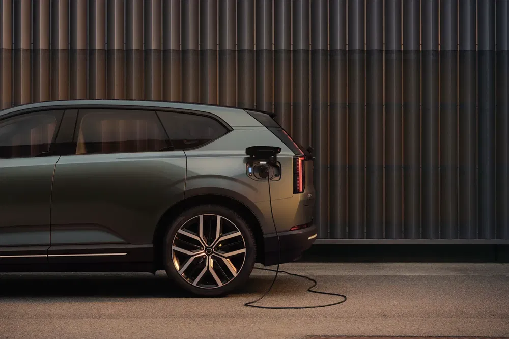 Voiture électrique BYD en charge, stationnement urbain moderne, design élégant et innovant.