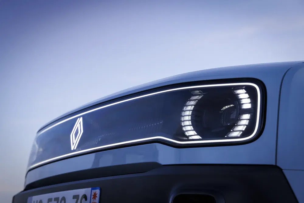 {"fr":"Face avant d'une Renault moderne avec des phares LED distinctifs et logo illuminé.","nl":"Voorkant van een moderne Renault met opvallende LED-koplampen en verlicht logo."}