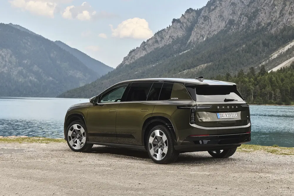 Moderne Škoda SUV aan het meer met bergen op de achtergrond, stijlvol en robuust ontwerp.